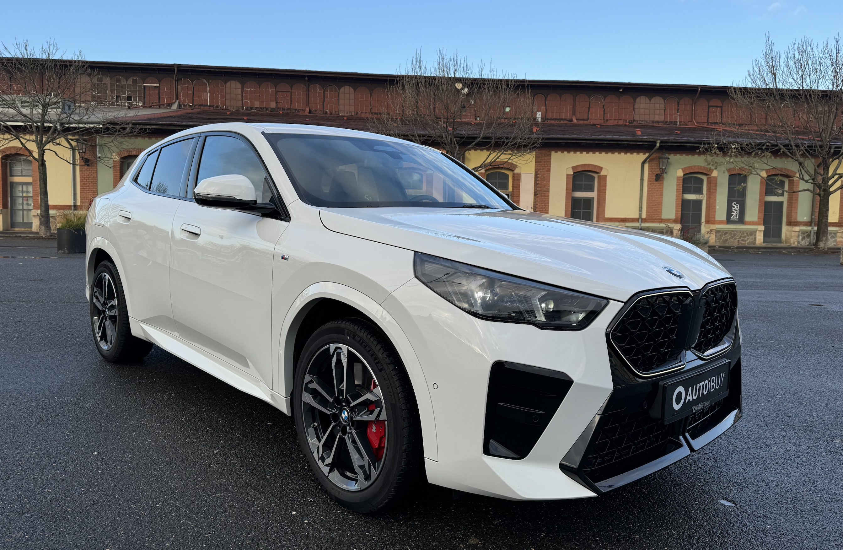 BMW X2 18d sDrive Msport | skladem | nový model | moderní městské SUV | nafta 150 koní | sportovní paket Msport | bílá s černou alcantarou | perfektní výbava | české předváděcí auto | ihned k předání | nákup online | AUTOiBUY.com